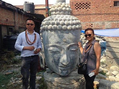 Sonam Lama và vợ ông trước phần đầu tượng Đại Phật bằng đá